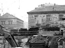 Stavba stanice metra B Náměstí Republiky. Vlevo ulice Na Poříčí, vpravo bývalá celnice a ulice V Celnici. Stavba stanice metra B Náměstí Republiky. Vlevo ulice Na Poříčí, vpravo bývalá celnice a ulice V Celnici.