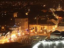 Centrum Liberce v okolí dopravního terminálu a nákupního centra My za plného nočního osvětlení. Centrum Liberce v okolí dopravního terminálu a nákupního centra My za plného nočního osvětlení.