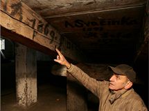 Badatel Vladimír Gračka ukazuje historické nápisy na trámech objevené v Korunní pevnůstce ležící poblíž centra Olomouce. Badatel Vladimír Gračka ukazuje historické nápisy na trámech objevené v Korunní pevnůstce ležící poblíž centra Olomouce.