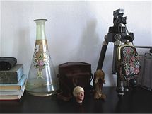 Staré a nové. Dům je ukázkou, že staré věci mohou ladit s moderními. Například zrcadlo v historickém rámu s minimalistickou koupelnou Staré a nové. Dům je ukázkou, že staré věci mohou ladit s moderními. Například zrcadlo v historickém rámu s minimalistickou koupelnou