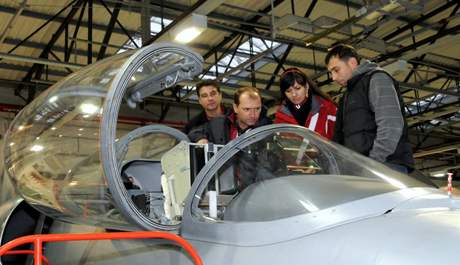 Sportovní střelci Hlaváček, Sychra a Marušková a vodní slalomář Štěpánek obdivují letoun JAS-39 Gripen Sportovní střelci Hlaváček, Sychra a Marušková a vodní slalomář Štěpánek obdivují letoun JAS-39 Gripen