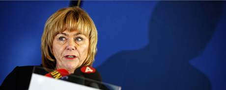 Švédská ministryně spravedlnosti Beatrice Asková na tiskové konferenci ohledně skandálu se sledování Švédů americkou ambasádou (6. listopad 2010) Švédská ministryně spravedlnosti Beatrice Asková na tiskové konferenci ohledně skandálu se sledování Švédů americkou ambasádou (6. listopad 2010)