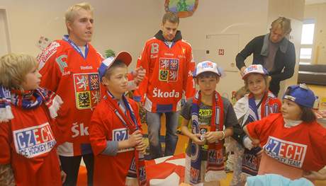Pětice hokejistů z českého reprezentačního týmu navštívila dětské oddělení českobudějovické nemocnice. Na snímku jsou zprava Petr Hubáček a Marek Kvapil. Pětice hokejistů z českého reprezentačního týmu navštívila dětské oddělení českobudějovické nemocnice. Na snímku jsou zprava Petr Hubáček a Marek Kvapil.