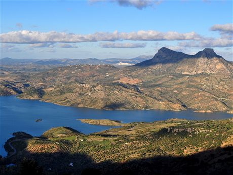 Přehrada Zahara v pohoří Sierra de Grazalema