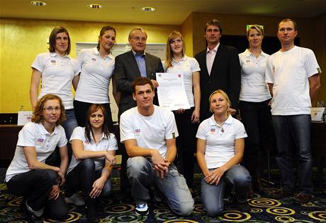 Místopředseda ČOV František Dvořák a člen MOV Jan Železný s majiteli olympijských stipendií pro rok 2011 - v bílých tričkách. Místopředseda ČOV František Dvořák a člen MOV Jan Železný s majiteli olympijských stipendií pro rok 2011 - v bílých tričkách.