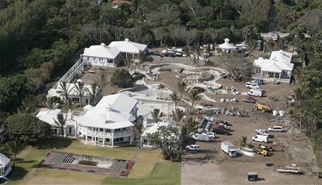 Sousedka Tigera Woodse na Jupiter Islandu Céline Dionová začala u své rezidence stavět privátní akvapark. Sousedka Tigera Woodse na Jupiter Islandu Céline Dionová začala u své rezidence stavět privátní akvapark.