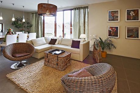 Interiér paní domu dokonale sladila v přírodním stylu, proutěná křesla i další zařízení vynikají elegantním moderním designem Interiér paní domu dokonale sladila v přírodním stylu, proutěná křesla i další zařízení vynikají elegantním moderním designem
