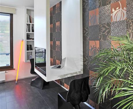 Architekt využil tapetu, aby opticky zvětšil místnost a současně ozvláštnil minimalistický interiér. Výrobce: de.fakto, 300 Kč/m2 Architekt využil tapetu, aby opticky zvětšil místnost a současně ozvláštnil minimalistický interiér. Výrobce: de.fakto, 300 Kč/m2