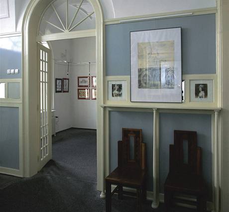 Galerie. Část rekonstruované vily slouží jako galerie. V přízemí je restaurace. Ve vile jsou i kanceláře a garsoniéry Galerie. Část rekonstruované vily slouží jako galerie. V přízemí je restaurace. Ve vile jsou i kanceláře a garsoniéry