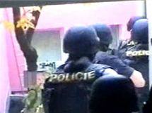 Policie musela při zatýkání dealera překonat těžké dveře se zámky, nakonec se to povedlo až brokovnicí. Policie musela při zatýkání dealera překonat těžké dveře se zámky, nakonec se to povedlo až brokovnicí.