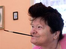 Věra Bárová je od dětství postižená kvadruparézou, takže neovládá ruce ani nohy, nemůže sedět a je zcela odkázána na pomoc druhých. Maluje proto ústy. Věra Bárová je od dětství postižená kvadruparézou, takže neovládá ruce ani nohy, nemůže sedět a je zcela odkázána na pomoc druhých. Maluje proto ústy.
