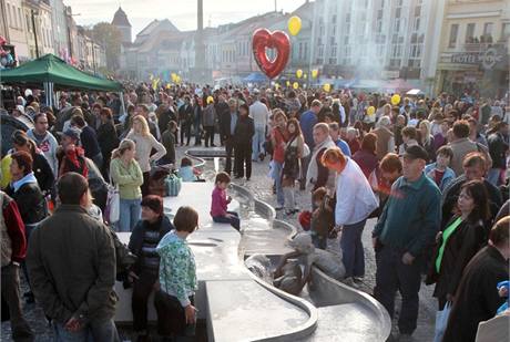 Téměř šest tisíc lidí se přišlo podívat na slavnostní otevření mladoboleslavského Staroměstského náměstí. (10. října 2010) Téměř šest tisíc lidí se přišlo podívat na slavnostní otevření mladoboleslavského Staroměstského náměstí. (10. října 2010)