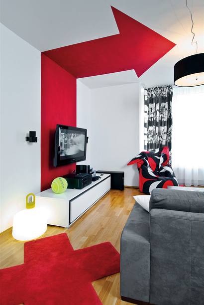 Designérka SIBEL RHEA AKYOLOVÁ vytvořila v obývacím pokoji výraznou šipku a opticky tím vymezila jednotlivé části místnosti Designérka SIBEL RHEA AKYOLOVÁ vytvořila v obývacím pokoji výraznou šipku a opticky tím vymezila jednotlivé části místnosti