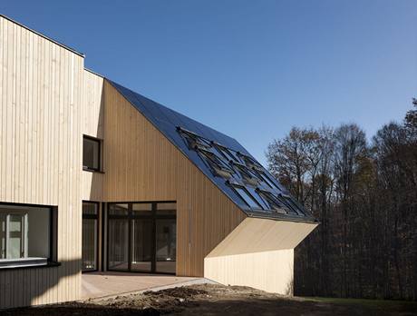 Střecha Slunečního domu je pokrytá fotovoltaickými panely a solárními kolektory, mezi nimiž jsou nainstalována střešní okna Velux Střecha Slunečního domu je pokrytá fotovoltaickými panely a solárními kolektory, mezi nimiž jsou nainstalována střešní okna Velux