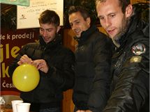 Fotbalisté olomoucké Sigmy prodávají jako dobrovolníci při dobročinné akci ve stánku Dobré místo na zemi. Výtěžek z prodeje vánočních výrobků je věnován na podporu neziskových organizací. Fotbalisté olomoucké Sigmy prodávají jako dobrovolníci při dobročinné akci ve stánku Dobré místo na zemi. Výtěžek z prodeje vánočních výrobků je věnován na podporu neziskových organizací.