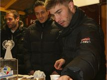 Fotbalisté olomoucké Sigmy prodávají jako dobrovolníci při dobročinné akci ve stánku Dobré místo na zemi. Výtěžek z prodeje vánočních výrobků je věnován na podporu neziskových organizací. Fotbalisté olomoucké Sigmy prodávají jako dobrovolníci při dobročinné akci ve stánku Dobré místo na zemi. Výtěžek z prodeje vánočních výrobků je věnován na podporu neziskových organizací.