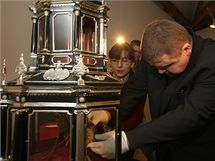 Farář olomoucké katedrály sv. Václava Ladislav Švirák ukládá ostatky sv. Pavlíny do zrekonstruovaného relikviáře, který představí Muzeum umění v rámci velkolepé výstavy Olomoucké baroko letos od 2. prosince. Farář olomoucké katedrály sv. Václava Ladislav Švirák ukládá ostatky sv. Pavlíny do zrekonstruovaného relikviáře, který představí Muzeum umění v rámci velkolepé výstavy Olomoucké baroko letos od 2. prosince.