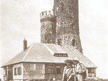 Na Králickém Sněžníku vyrostla horská chata a vyhlídková věž na pozemku, který poskytli Lichtenštejnové kolem roku 1907. Komunisté nechali obojí zchátrat. Na Králickém Sněžníku vyrostla horská chata a vyhlídková věž na pozemku, který poskytli Lichtenštejnové kolem roku 1907. Komunisté nechali obojí zchátrat.