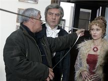 Natáčení filmu Dunajská sága na zámku ve Vizovicích. Uprostřed herec Miroslav Donutil, vpravo Vlastina Svátková. Natáčení filmu Dunajská sága na zámku ve Vizovicích. Uprostřed herec Miroslav Donutil, vpravo Vlastina Svátková.