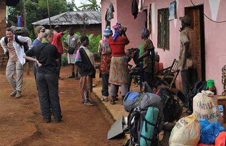 Přípravy na práci v terénu, Kamerun.