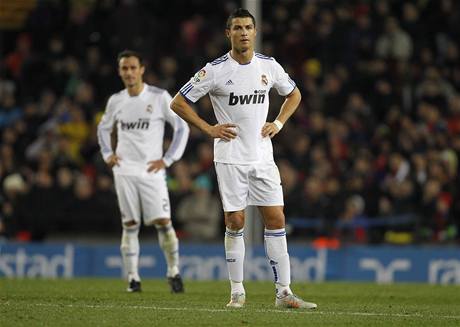 NEMŮŽE TOMU UVĚŘIT. Cristiano Ronaldo z Realu Madrid nemůže uvěřit, jaký jeho tým dostal výprask.