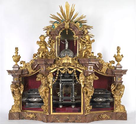 Kompletní sestava barokního relikviáře svaté Pavlíny, patronky města Olomouce, i s luxusní vitrínou z počátku 18. století. Kompletní sestava barokního relikviáře svaté Pavlíny, patronky města Olomouce, i s luxusní vitrínou z počátku 18. století.