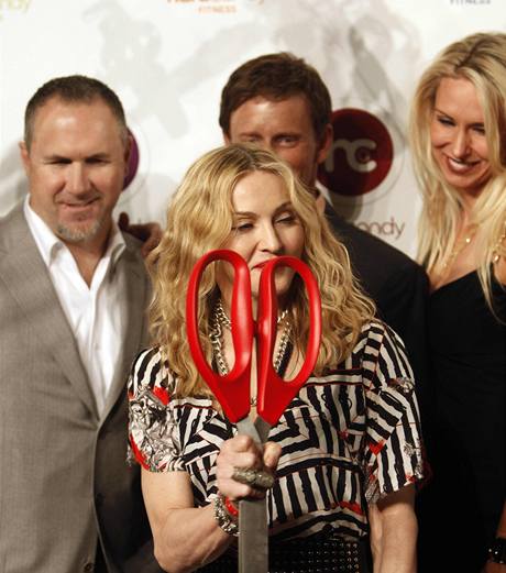 Madonna slavnostně otevřela první ze své světové sítě fitness center s názvem Hard Candy Madonna slavnostně otevřela první ze své světové sítě fitness center s názvem Hard Candy