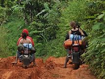 Cesta na motorkách do Nkongu, Kamerun. Cesta na motorkách do Nkongu, Kamerun.