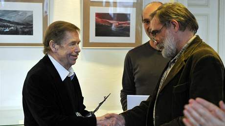 Václav Havel převzal od nakladatele Jiřího Gruntoráda (vpravo) Cenu Jaromíra Šavrdy za svědectví o totalitě Václav Havel převzal od nakladatele Jiřího Gruntoráda (vpravo) Cenu Jaromíra Šavrdy za svědectví o totalitě