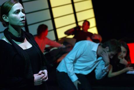 Divadlo Komedie, Praha - inscenace Touhy a výčitky: Gabriela Míčová, Roman, Tereza Voříšková; vzadu Jiří Černý a Stanislav Majer Divadlo Komedie, Praha - inscenace Touhy a výčitky: Gabriela Míčová, Roman, Tereza Voříšková; vzadu Jiří Černý a Stanislav Majer
