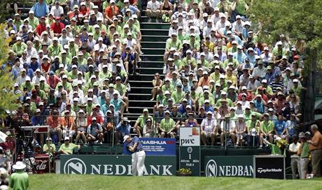 Zatímco velkou část Evropy sužují mrazy, v jihoafrickém Sun City je pro golf vynikající počasí a diváci se při Nedbank Golf Challenge chrání deštníky tentokrát proti slunci. Zatímco velkou část Evropy sužují mrazy, v jihoafrickém Sun City je pro golf vynikající počasí a diváci se při Nedbank Golf Challenge chrání deštníky tentokrát proti slunci.
