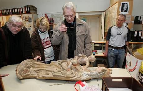 Když zástupci arcibiskupstí cennou plastiku v lednu 2009 přebírali v v depozitáři soudu ve Vídni, byla ve zuboženém stavu. Když zástupci arcibiskupstí cennou plastiku v lednu 2009 přebírali v v depozitáři soudu ve Vídni, byla ve zuboženém stavu.