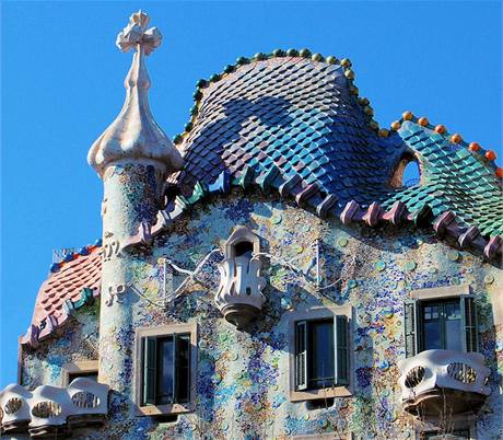 Něžná barevnost, ustupující střecha s Gaudího typickými dlabanými okny a organické tvary balkonů. Casa Batlló je jednou z perel Barcelony Něžná barevnost, ustupující střecha s Gaudího typickými dlabanými okny a organické tvary balkonů. Casa Batlló je jednou z perel Barcelony