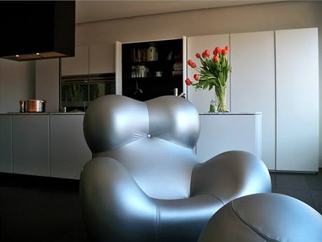 Prostoru vévodí kosmicky vyhlížející stříbrné křeslo. Pro B&B Italia ho v roce 1969 navrhl italský designér Gaetano Pesce Prostoru vévodí kosmicky vyhlížející stříbrné křeslo. Pro B&B Italia ho v roce 1969 navrhl italský designér Gaetano Pesce