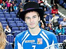 Milan Tomašík (vpravo) s cylindrem pro nejlepšího hráče zápasu Milan Tomašík (vpravo) s cylindrem pro nejlepšího hráče zápasu