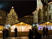Vánoční jarmark a vánoční strom na Horním náměstí v centru Olomouce. Vánoční jarmark a vánoční strom na Horním náměstí v centru Olomouce.