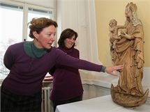 Restaurovaná podoba Cholinské madony. Restaurátorské práce prováděla akademická malířka a restaurátorka Miroslava Trizuljaková (na snímku v pozadí, v popředí Alena Jemelková z Oddělení památkové péče Arcibiskupství olomouckého). Restaurovaná podoba Cholinské madony. Restaurátorské práce prováděla akademická malířka a restaurátorka Miroslava Trizuljaková (na snímku v pozadí, v popředí Alena Jemelková z Oddělení památkové péče Arcibiskupství olomouckého).