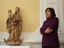 Restaurovaná podoba Cholinské madony. Restaurátorské práce prováděla akademická malířka a restaurátorka Miroslava Trizuljaková (na snímku). Restaurovaná podoba Cholinské madony. Restaurátorské práce prováděla akademická malířka a restaurátorka Miroslava Trizuljaková (na snímku).