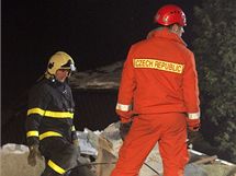 V Petrovicích u Karviné v oblasti Závada zřítila část domu. Hasiči podepřeli zbytky domu provizorními podpěrami. V Petrovicích u Karviné v oblasti Závada zřítila část domu. Hasiči podepřeli zbytky domu provizorními podpěrami.