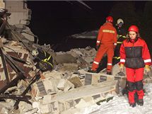 V Petrovicích u Karviné v oblasti Závada zřítila část domu. Hasiči podepřeli zbytky domu provizorními podpěrami. V Petrovicích u Karviné v oblasti Závada zřítila část domu. Hasiči podepřeli zbytky domu provizorními podpěrami.