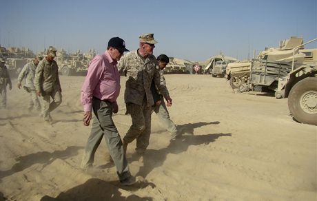 Zvláštní vyslanec v Afghánistánu a Pákistánu Richard Holbrooke (vlevo) a při návštěvě amerických jednotek v provincii Hílmand (21. června 2010) Zvláštní vyslanec v Afghánistánu a Pákistánu Richard Holbrooke (vlevo) a při návštěvě amerických jednotek v provincii Hílmand (21. června 2010)