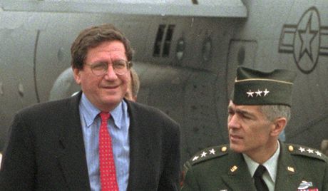 Richard Holbrooke (vlevo) a generál Wesley Clark na sarajevském letišti (29. září 1995) Richard Holbrooke (vlevo) a generál Wesley Clark na sarajevském letišti (29. září 1995)