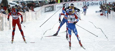 Maxim Vylegžanin (vpravo) se raduje z vítězství v závodě SP na 30 km s hromadným startem v La Clusaz. Vpravo spurtuje druhý Northug z Norska. Maxim Vylegžanin (vpravo) se raduje z vítězství v závodě SP na 30 km s hromadným startem v La Clusaz. Vpravo spurtuje druhý Northug z Norska.
