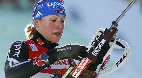 A RYCHLE DÁL. Německá biatlonistka Magdalena Neunerová hází pušku na záda a za malou chvíli poběží dál. A RYCHLE DÁL. Německá biatlonistka Magdalena Neunerová hází pušku na záda a za malou chvíli poběží dál.