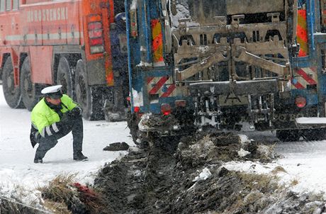 Při nehodě popelářského auta v Malém Dubičném zemřel 40letý popelář. Auto spadlo do příkopu a přimáčklo ho. Při nehodě popelářského auta v Malém Dubičném zemřel 40letý popelář. Auto spadlo do příkopu a přimáčklo ho.