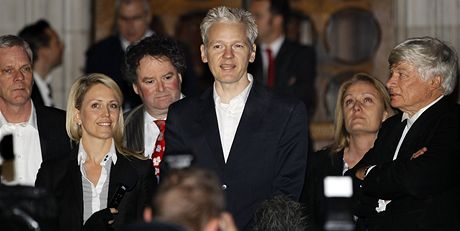 Julian Assange se před soudní budovou objevil se svými přáteli, čekaly ho stovky novinářů a příznivců (16. prosince 2010) Julian Assange se před soudní budovou objevil se svými přáteli, čekaly ho stovky novinářů a příznivců (16. prosince 2010)