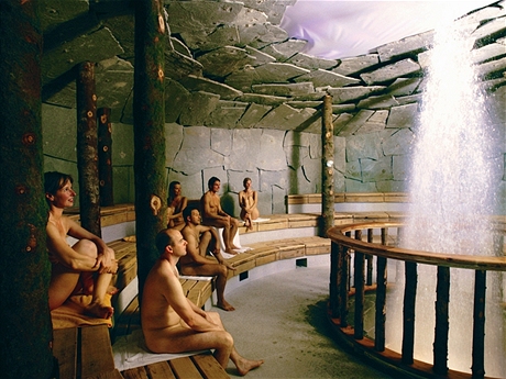 Saunaparadies. Tato sauna se jmenuje Geysirhöhle a v pravidelných intervalech jí osvěžuje gejzír