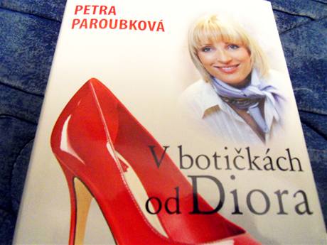 Manželka bývalého premiéra Petra Paroubková napsala knihu V botičkách od Diora, v níž popisuje, jak vidí českou politiku. Manželka bývalého premiéra Petra Paroubková napsala knihu V botičkách od Diora, v níž popisuje, jak vidí českou politiku.