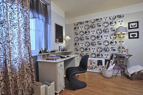 Ústředním bodem pracovny je stěna zdobená tapetou Fornasetti. Starý renovovaný psací stůl skvěle doplňuje stylová pantonka. Ústředním bodem pracovny je stěna zdobená tapetou Fornasetti. Starý renovovaný psací stůl skvěle doplňuje stylová pantonka.