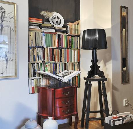 Zákoutí s knihovnou zdobí drobná komoda, kterou Pavla zakoupila v Anglii. Originální kousky doplňuje lampa Bourgie (Kartell). Stolek je také domácí výroby. Zákoutí s knihovnou zdobí drobná komoda, kterou Pavla zakoupila v Anglii. Originální kousky doplňuje lampa Bourgie (Kartell). Stolek je také domácí výroby.